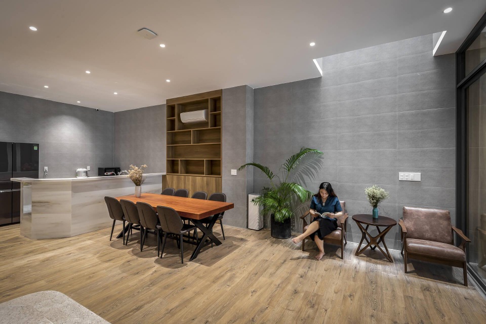 Nhà Sài Gòn có mặt tiền chống trộm, tối giản không gian vẫn đẹp bất ngờ - 2