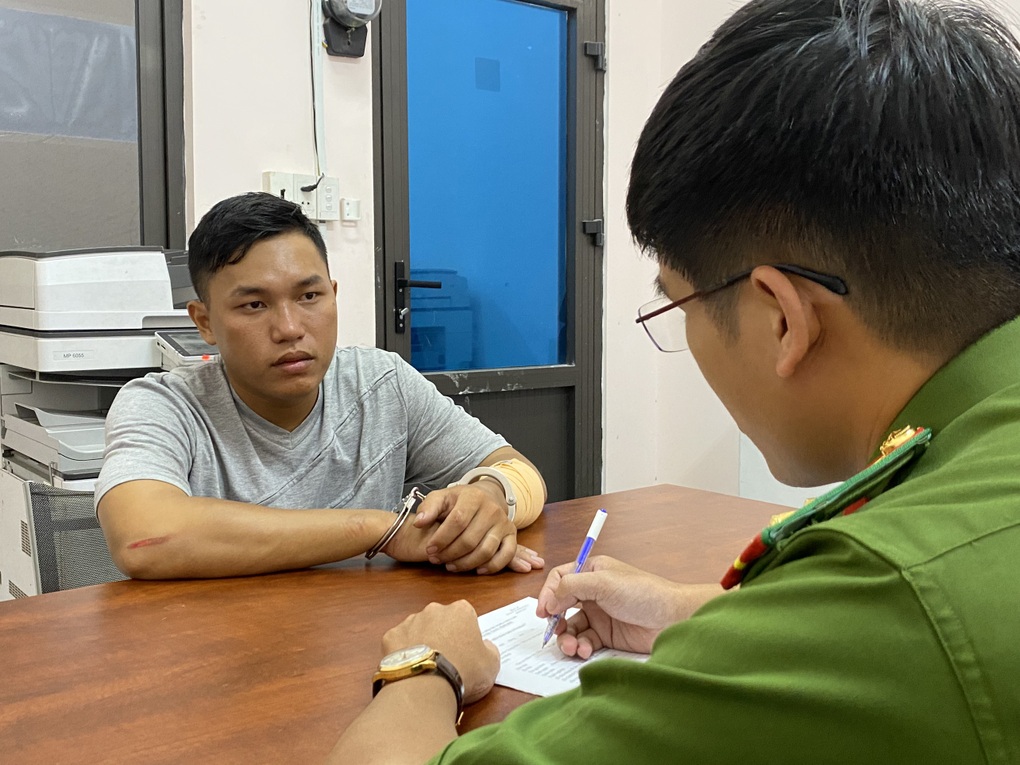 Chiếc găng tay dính máu vạch mặt 2 kẻ cướp tiệm vàng ở TPHCM - 2 Chiếc găng tay dính máu vạch mặt 2 kẻ cướp tiệm vàng ở TPHCM - 2