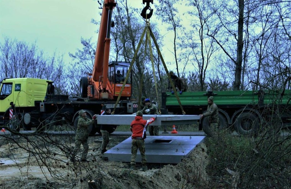 Ukraine dựng pháo đài bảo vệ thủ đô Kiev sau trận tập kích tên lửa Nga - 1 Ukraine dựng pháo đài bảo vệ thủ đô Kiev sau trận tập kích tên lửa Nga - 1