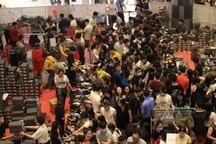 Hàng hiệu giảm giá sốc, người Sài Gòn xếp hàng dài cả trăm mét tranh nhau mua