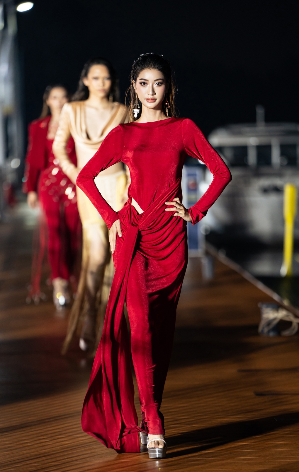 Siêu mẫu Thúy Hạnh đưa hai con gái dự show thời trang, nhan sắc gây chú ý - 2 Siêu mẫu Thúy Hạnh đưa hai con gái dự show thời trang, nhan sắc gây chú ý - 2