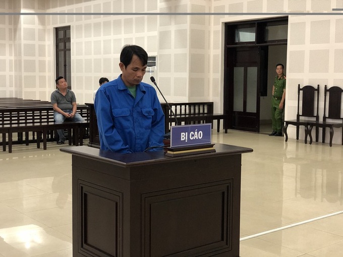 Bị nhắc mang nhầm dép, gã trai đâm 2 người bạn suýt chết - Ảnh 1. Bị nhắc mang nhầm dép, gã trai đâm 2 người bạn suýt chết - Ảnh 1.