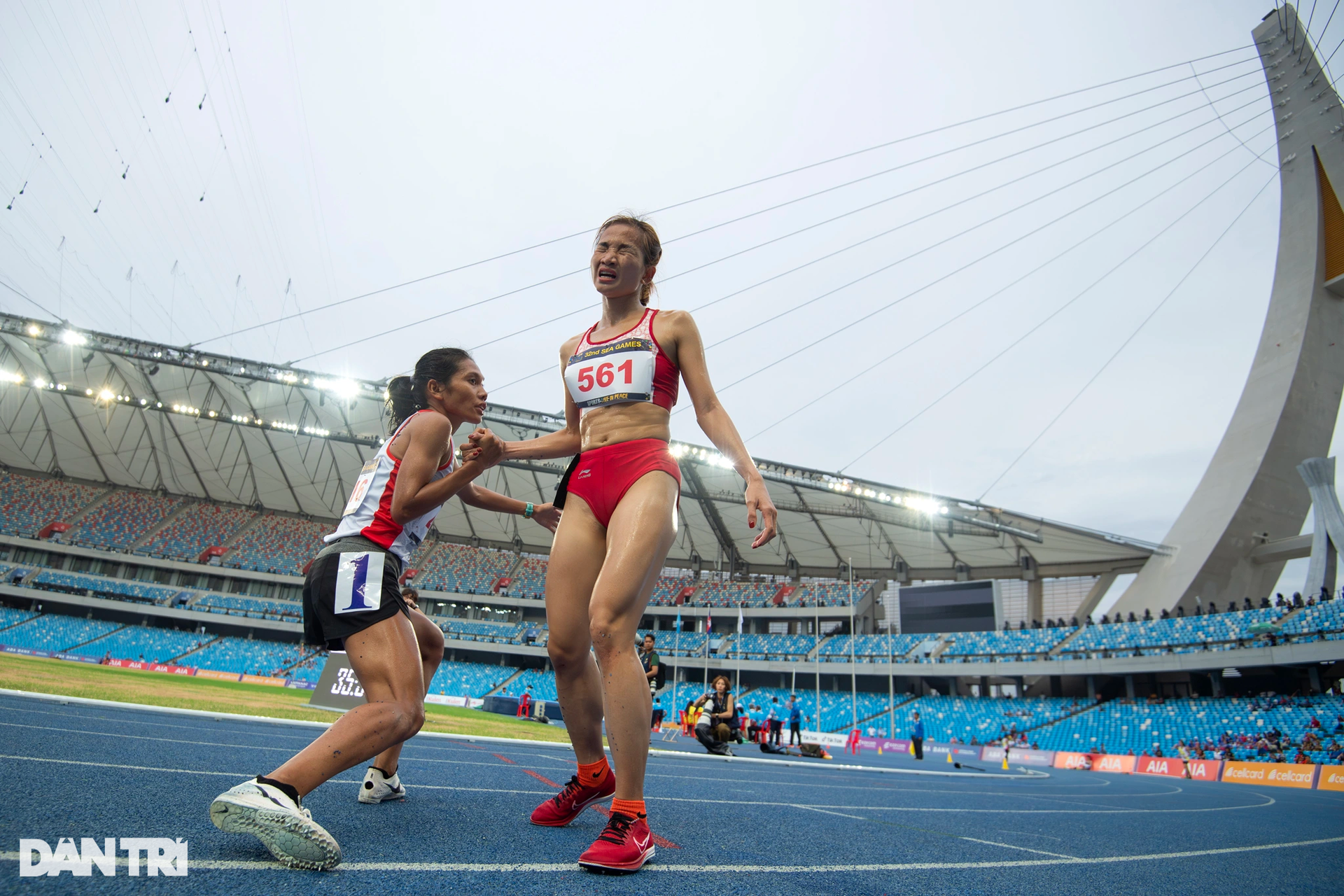 Nữ hoàng điền kinh Nguyễn Thị Oanh lập kỳ tích 4 HCV tại SEA Games 32 - 6 Nữ hoàng điền kinh Nguyễn Thị Oanh lập kỳ tích 4 HCV tại SEA Games 32 - 6