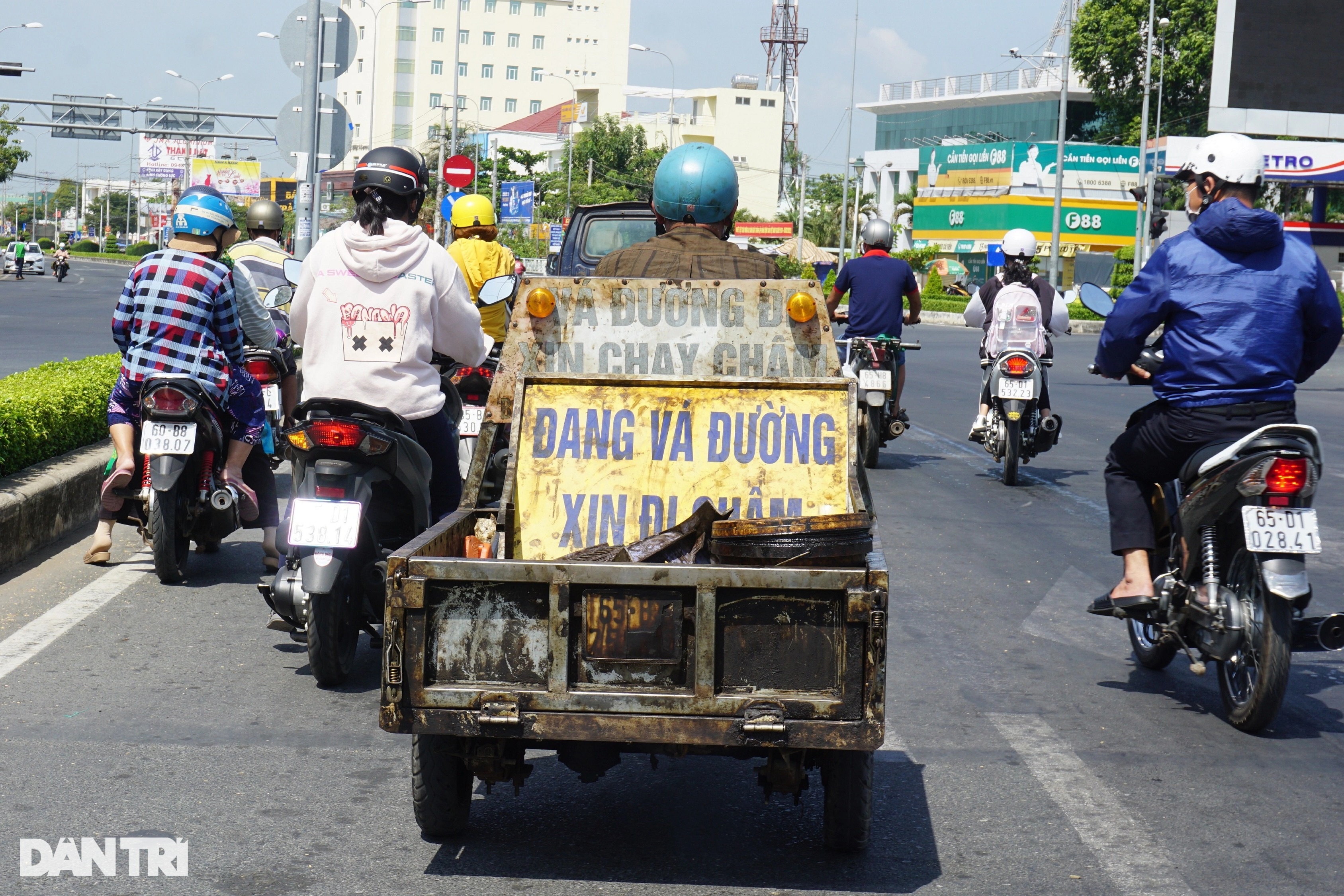 Triết lý bí mật của người đàn ông tật nguyền ngày ngày lê chân vá đường - 8 Triết lý bí mật của người đàn ông tật nguyền ngày ngày lê chân vá đường - 8