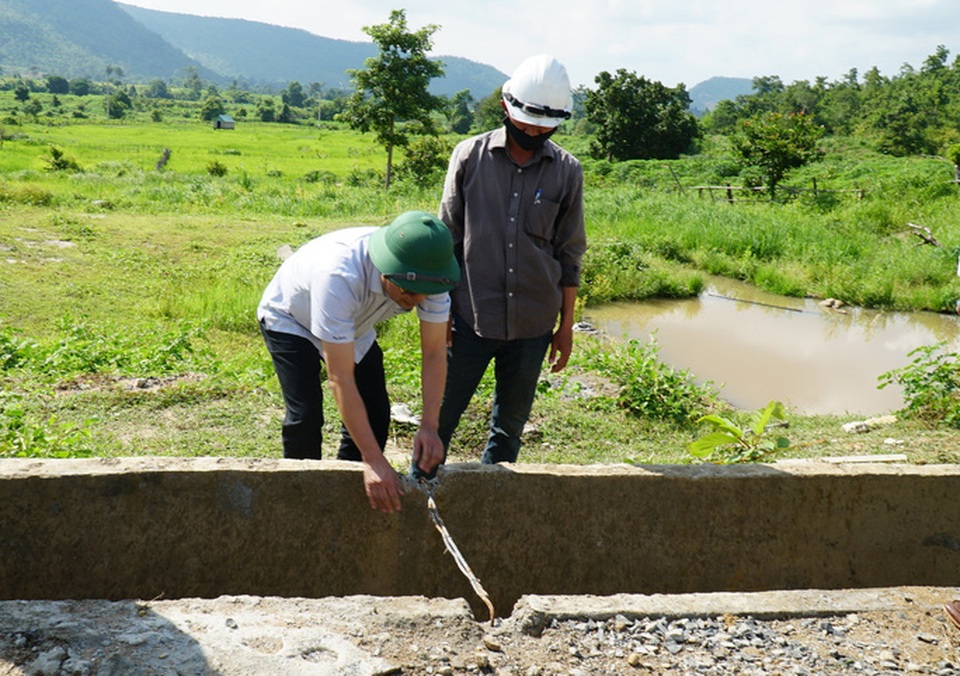 Công trình thủy lợi chưa làm xong đã hỏng: Cần xin thêm 60 tỉ đồng! - 1 Công trình thủy lợi chưa làm xong đã hỏng: Cần xin thêm 60 tỉ đồng! - 1