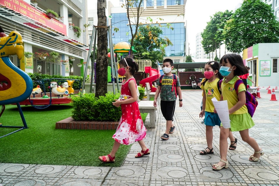 Ngày đầu đi học trở lại: Phụ huynh vui mừng, trẻ phấn khởi - 8 Ngày đầu đi học trở lại: Phụ huynh vui mừng, trẻ phấn khởi - 8