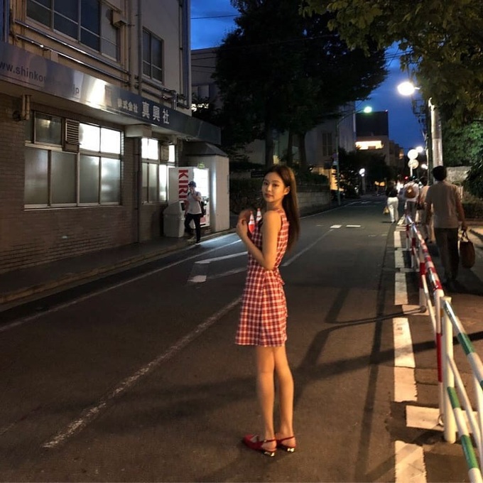 Jennie (BLACKPINK) qua ống kính bạn thân: Ảnh chất lượng thấp nhưng visual chất lượng cao, đứng 1 góc mà sáng bừng con phố - Ảnh 4. Jennie (BLACKPINK) qua ống kính bạn thân: Ảnh chất lượng thấp nhưng visual chất lượng cao, đứng 1 góc mà sáng bừng con phố - Ảnh 4.