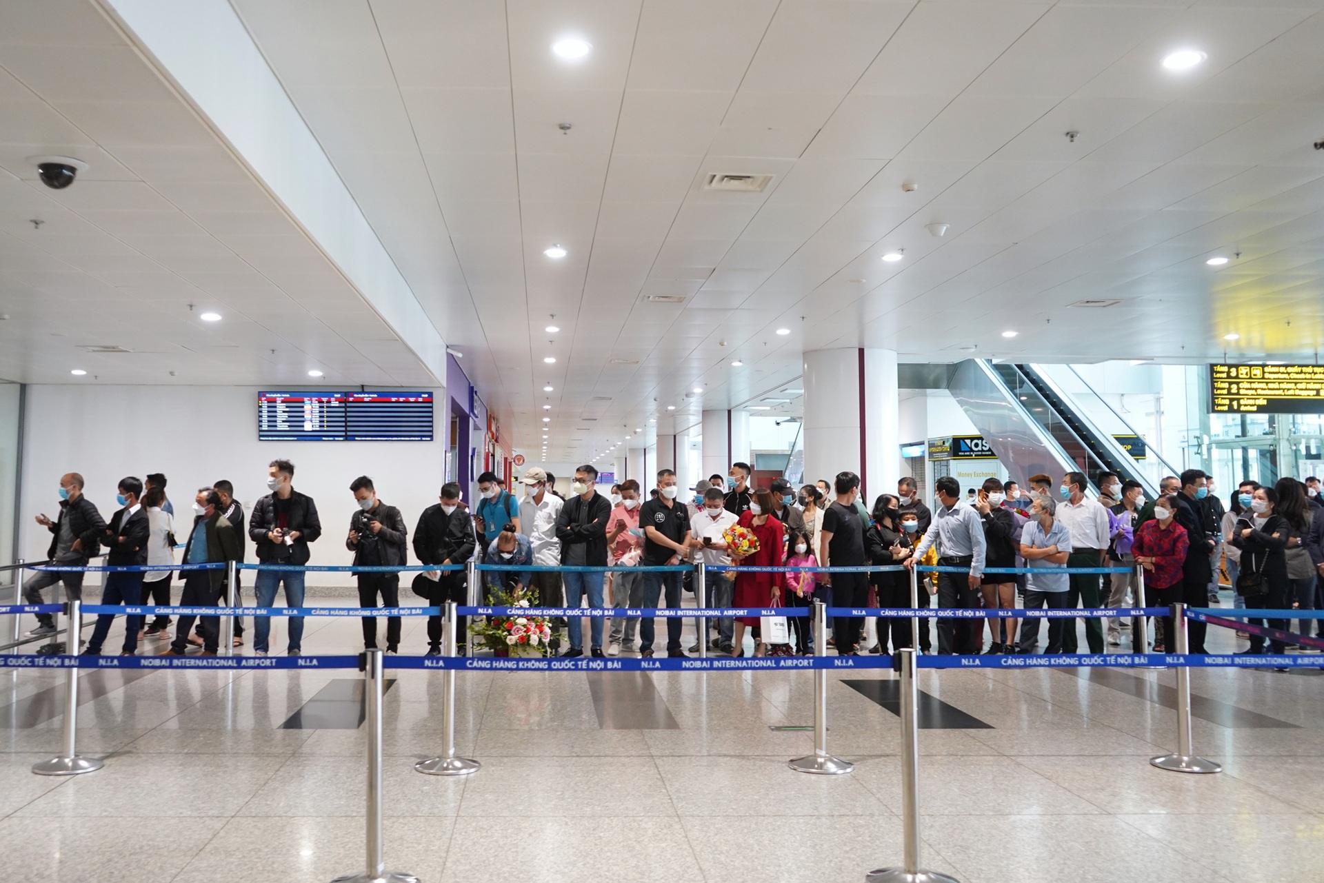 Gương mặt trẻ thơ, cái ôm tràn nước mắt trong chuyến bay giải cứu đầu tiên - 12 Gương mặt trẻ thơ, cái ôm tràn nước mắt trong chuyến bay giải cứu đầu tiên - 12