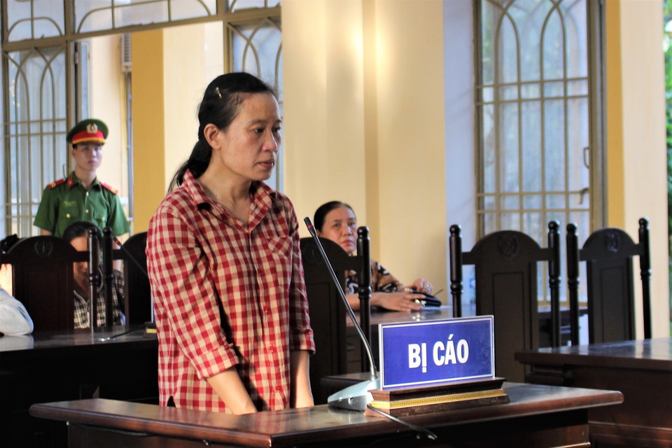 Lừa đảo hàng chục tỷ đồng, nguyên Phó hiệu trưởng lĩnh 11 năm tù - 1 Lừa đảo hàng chục tỷ đồng, nguyên Phó hiệu trưởng lĩnh 11 năm tù - 1