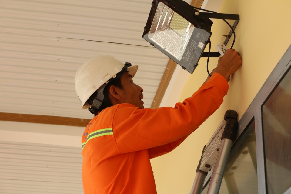 Mang điện về với học sinh và giáo viên tại điểm trường Dân trí - 2 Mang điện về với học sinh và giáo viên tại điểm trường Dân trí - 2