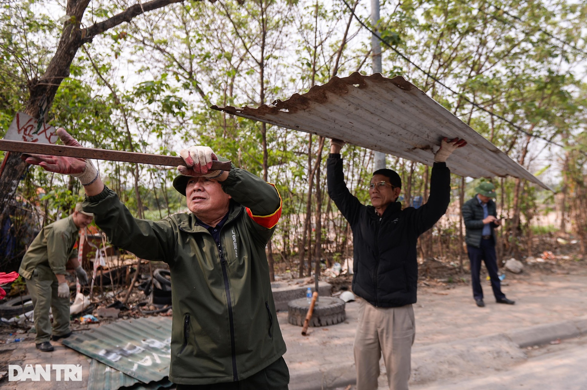 Đang tháo dỡ loạt công trình tại 4,3ha đất nông nghiệp bị biến tướng - 14 Đang tháo dỡ loạt công trình tại 4,3ha đất nông nghiệp bị biến tướng - 14