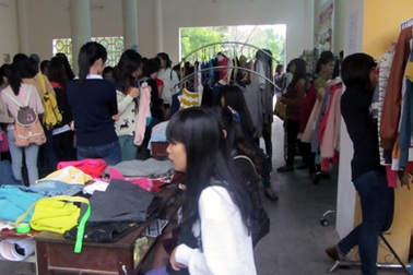 Rộn ràng ngày hội trao đổi đồ giá rẻ của sinh viên Huế