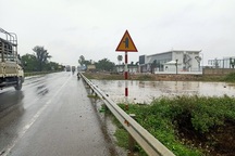 Doanh nghiệp "băm nát" hành lang giao thông: Tỉnh "đem con bỏ chợ"?