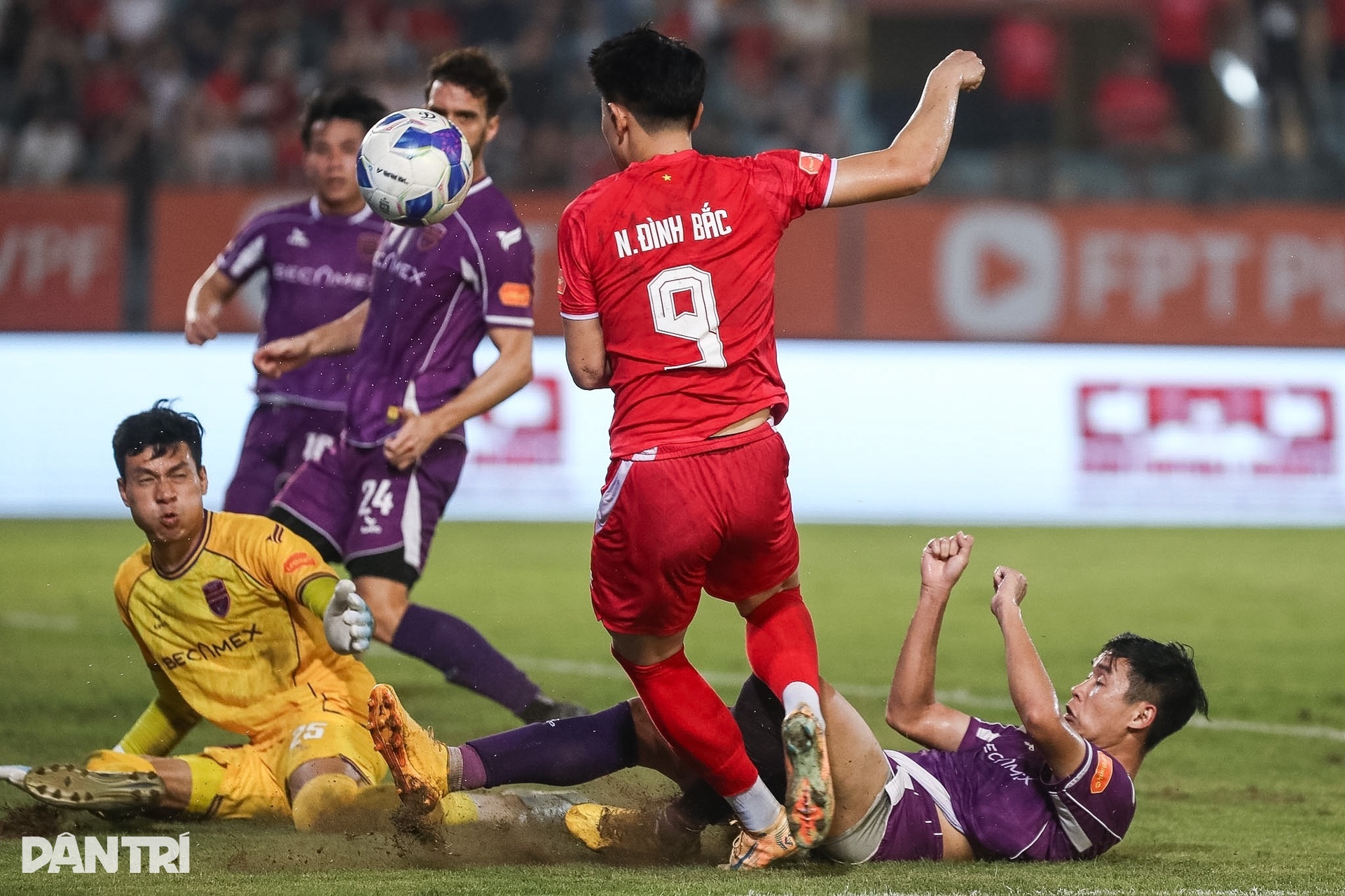 Khoảnh khắc nâng cúp vô địch V-League của CLB Công An Hà Nội - 1