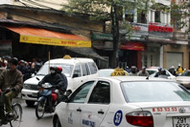 Hà Nội: “Cháy” taxi vì trời mưa rét