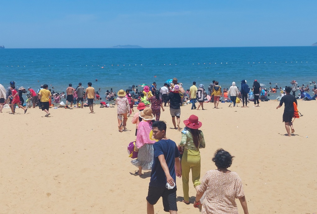 Người dân Bình Định ùn ùn ra biển tắm xả xui ngày Tết Đoan Ngọ - 2 Người dân Bình Định ùn ùn ra biển tắm xả xui ngày Tết Đoan Ngọ - 2
