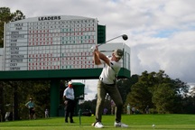 Vượt qua các đối thủ mạnh, tay golf Paul Casey dẫn đầu Masters 2020