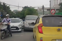 Làm thế nào để "xử"… xe đi lấn làn?