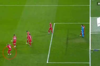 Cầu thủ của Sevilla lĩnh trọn gậy sắt vào đầu từ CĐV trên khán đài