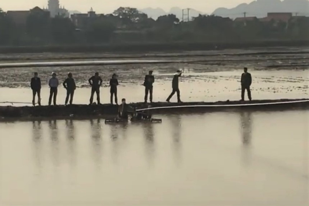 Nam thanh niên bị máy cày đè lên người, tử vong dưới ruộng - 1 Nam thanh niên bị máy cày đè lên người, tử vong dưới ruộng - 1