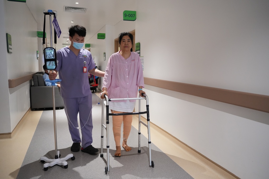 Bệnh viện Hồng Ngọc tiên phong ứng dụng kỹ thuật thay khớp gối không cắt gân cơ - 4 Bệnh viện Hồng Ngọc tiên phong ứng dụng kỹ thuật thay khớp gối không cắt gân cơ - 4