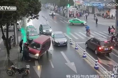 Người qua đường chung sức nâng xe tải van để giải cứu nạn nhân mắc kẹt dưới gầm xe