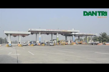 Xe tải đâm sập trạm thu phí cao tốc, 2 người bị thương