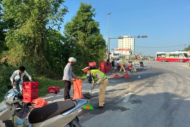 Xe chở bia bung thùng trên quốc lộ, người dân và CSGT hỗ trợ tài xế