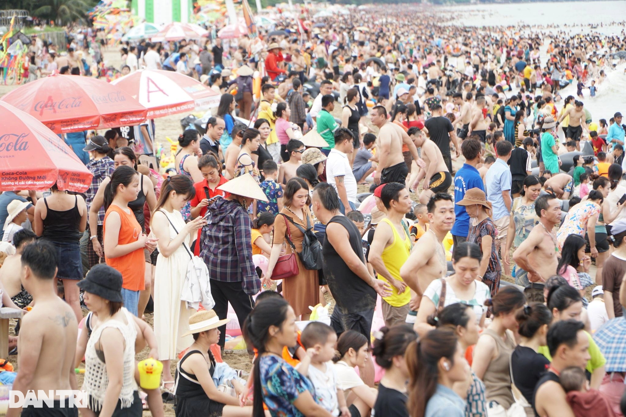 ساحل سام سون آخر هفتهها مملو از گردشگر است - 2 Biển Sầm Sơn ken đặc du khách dịp cuối tuần - 2