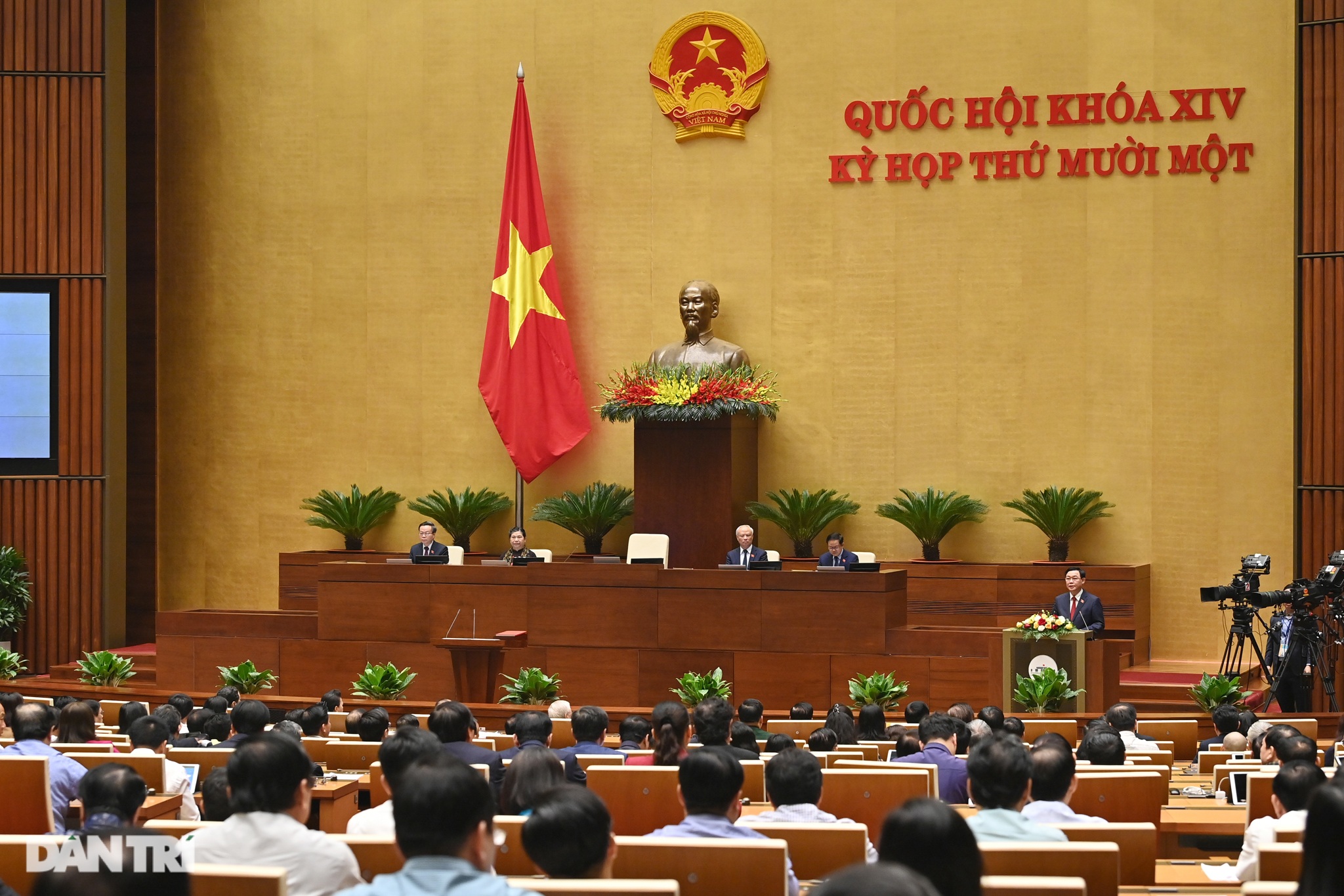 Toàn cảnh lễ tuyên thệ nhậm chức của tân Chủ tịch Quốc hội Vương Đình Huệ - 8 Toàn cảnh lễ tuyên thệ nhậm chức của tân Chủ tịch Quốc hội Vương Đình Huệ - 8