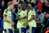 Saka tỏa sáng, Arsenal hạ Aston Villa trên sân khách