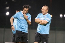 HLV Park Hang Seo truyền bí kíp cho "người đóng thế" Lee Young Jin