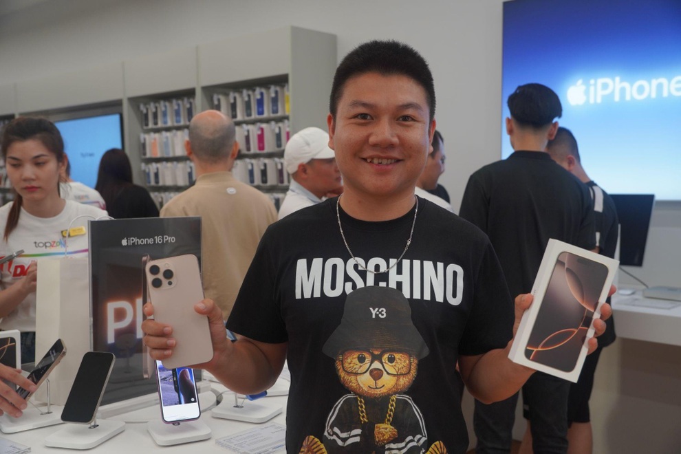 iFan vượt 80km, xếp hàng từ 19h30 để sở hữu iPhone 16 đầu tiên - 3 iFan vượt 80km, xếp hàng từ 19h30 để sở hữu iPhone 16 đầu tiên - 3
