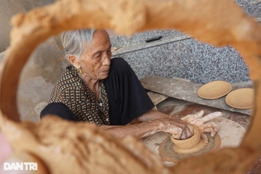 Thợ "làm vàng" đắt hàng ở làng kiếm tiền từ nghề... nghịch đất