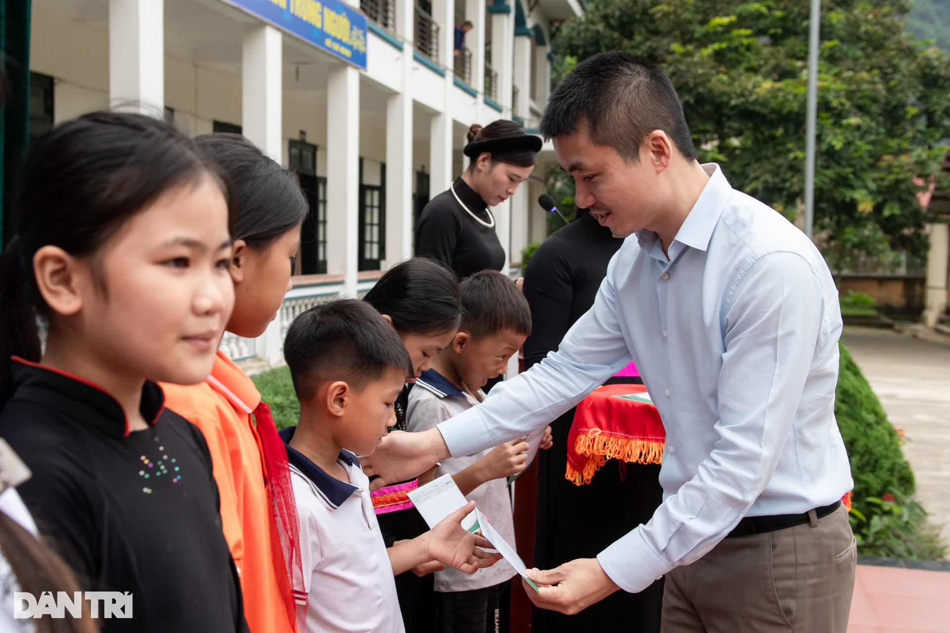 Trao những phần quà đặc biệt tới 200 học sinh và các trường tại Tuyên Quang - 6 Trao những phần quà đặc biệt tới 200 học sinh và các trường tại Tuyên Quang - 6