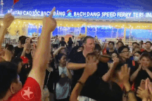 Khách Tây chơi đàn bài "Nối vòng tay lớn" ở bến Bạch Đằng TPHCM gây sốt