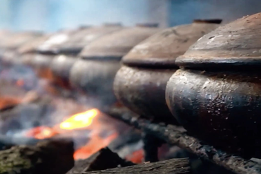 Dân Vũ Đại xuyên đêm đỏ lửa, cay xè mắt kho nồi cá bạc triệu phục vụ Tết