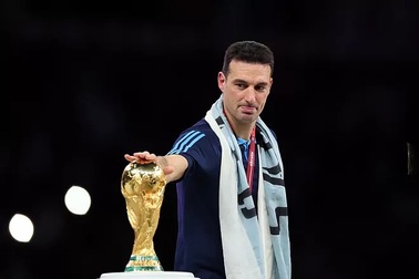 Argentina gia hạn hợp đồng với HLV Scaloni đến World Cup 2026