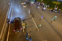 Xe máy va chạm ô tô, bé 13 tháng tuổi văng xuống đường, 2 phụ nữ tử vong