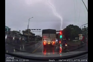 Khoảnh khắc sét đánh liên tục vào một điểm tại Bắc Giang