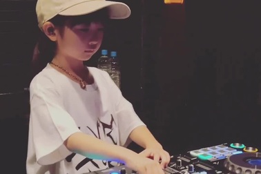 Buổi biểu diễn dài 70 phút của nữ DJ 6 tuổi