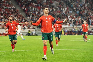 Ronaldo tỏa sáng cùng Bồ Đào Nha, tuyển Anh và Pháp giành 3 điểm