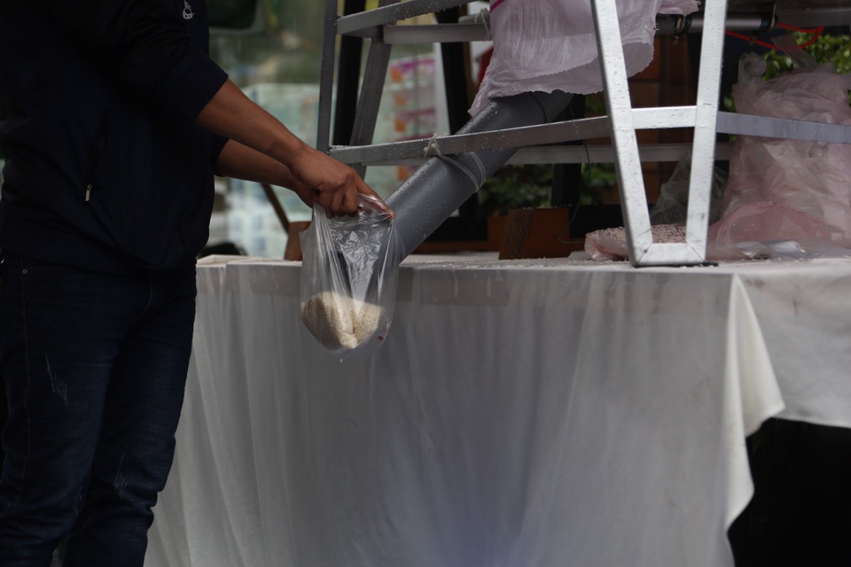 Thêm một “cây ATM” gạo, người nghèo Hà Nội đội mưa đi nhận miễn phí - 5 Thêm một “cây ATM” gạo, người nghèo Hà Nội đội mưa đi nhận miễn phí - 5