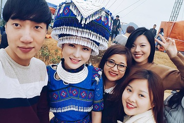 Thiếu nữ dân tộc H'Mông đẹp như "tiên nữ" ở chợ vùng cao