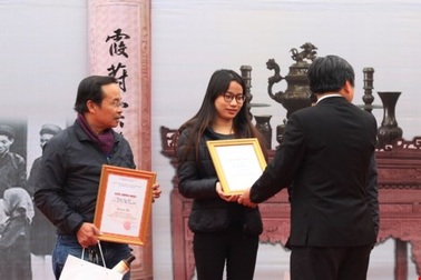 “Bà đồ” 21 tuổi đạt giải Nhì viết thư pháp trong Hội chữ Xuân 2016