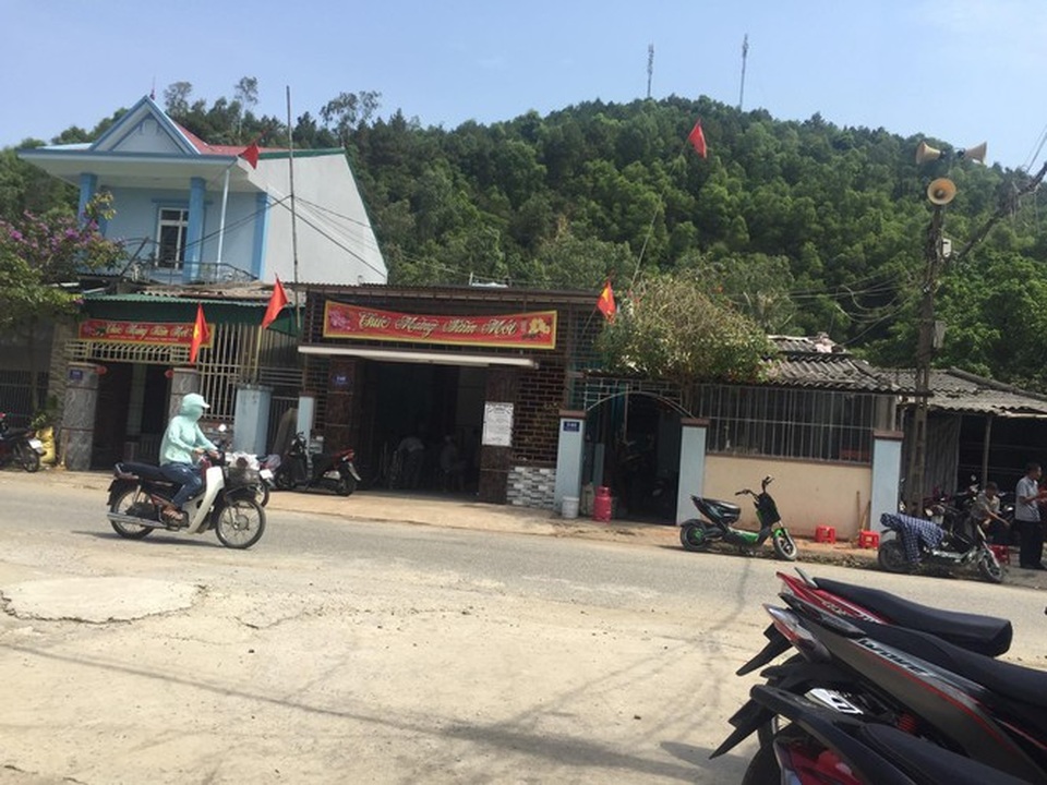 Cựu cán bộ phường tử vong khi đi lấy mật ong - 1 Cựu cán bộ phường tử vong khi đi lấy mật ong - 1