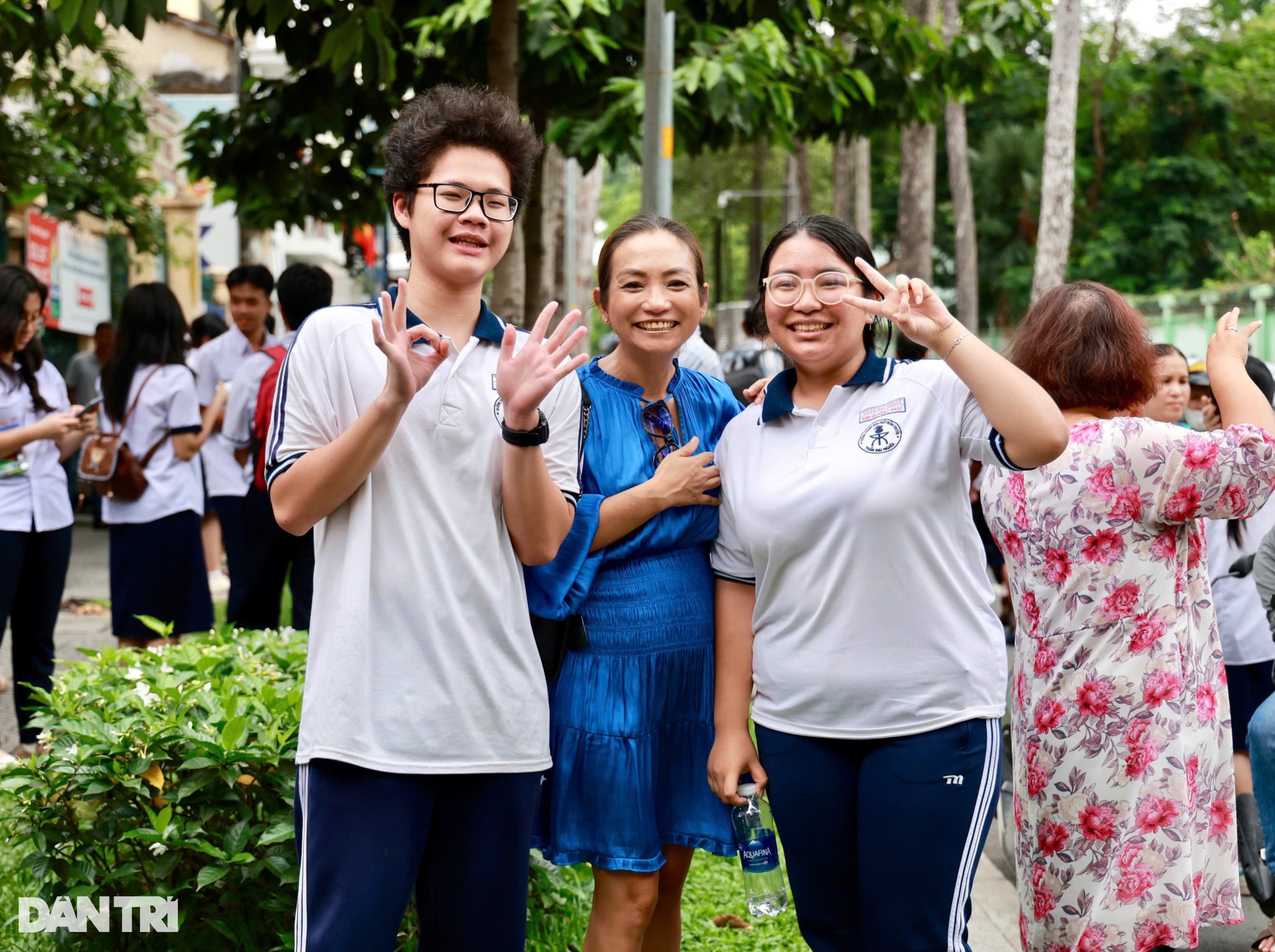 Niềm vui của hơn 76.000 thí sinh TPHCM hoàn thành kỳ thi vào lớp 10 - 4 Niềm vui của hơn 76.000 thí sinh TPHCM hoàn thành kỳ thi vào lớp 10 - 4
