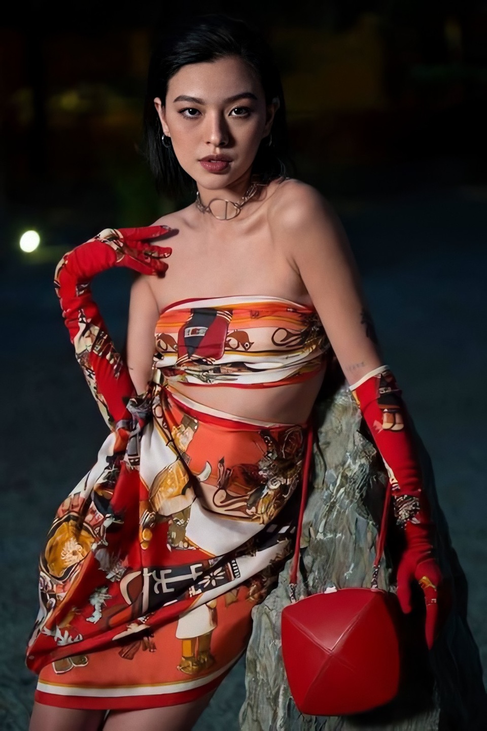 Hoàng Thùy khoe vòng eo nhỏ “con kiến” đầy quyến rũ - 10 Hoàng Thùy khoe vòng eo nhỏ “con kiến” đầy quyến rũ - 10