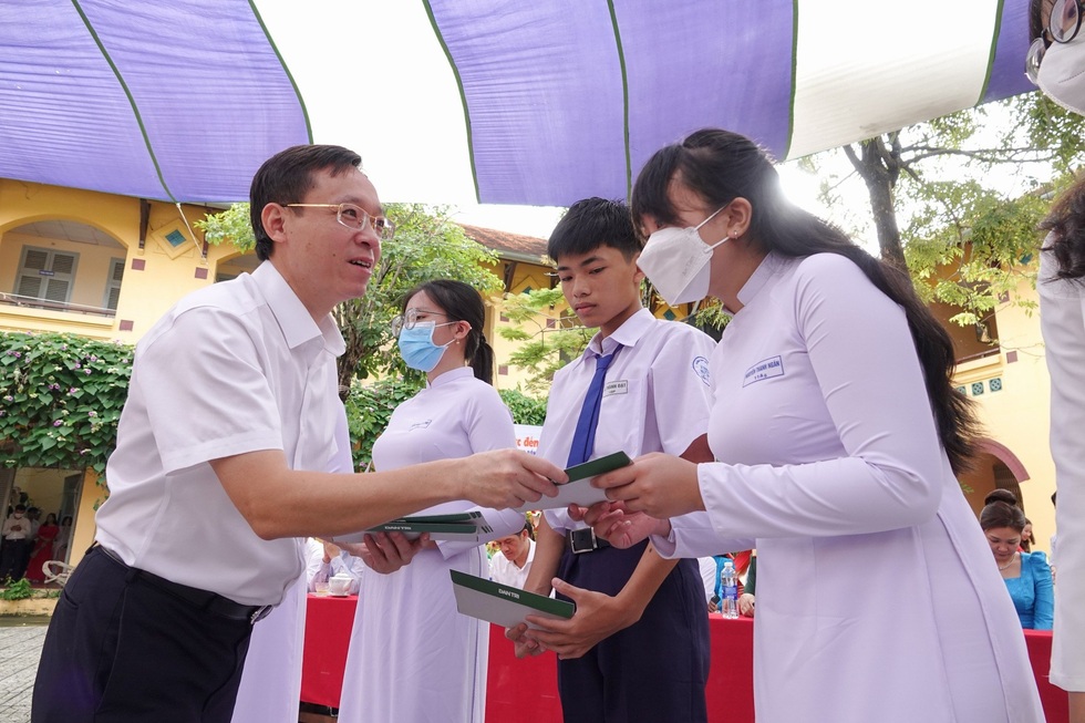 Báo Dân trí tặng 1.200 thẻ bảo hiểm y tế tới học sinh TP Cần Thơ - 5