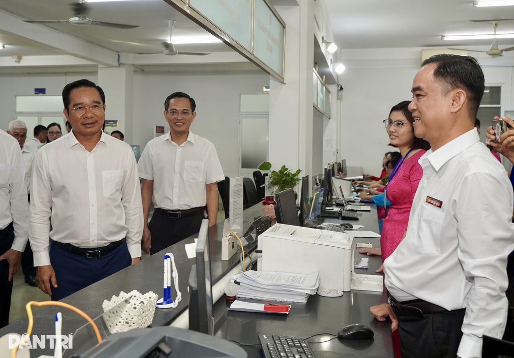 Chủ tịch TPHCM khảo sát ngày làm việc đầu tiên tại phường Dĩ An - 2 Chủ tịch TPHCM khảo sát ngày làm việc đầu tiên tại phường Dĩ An - 2